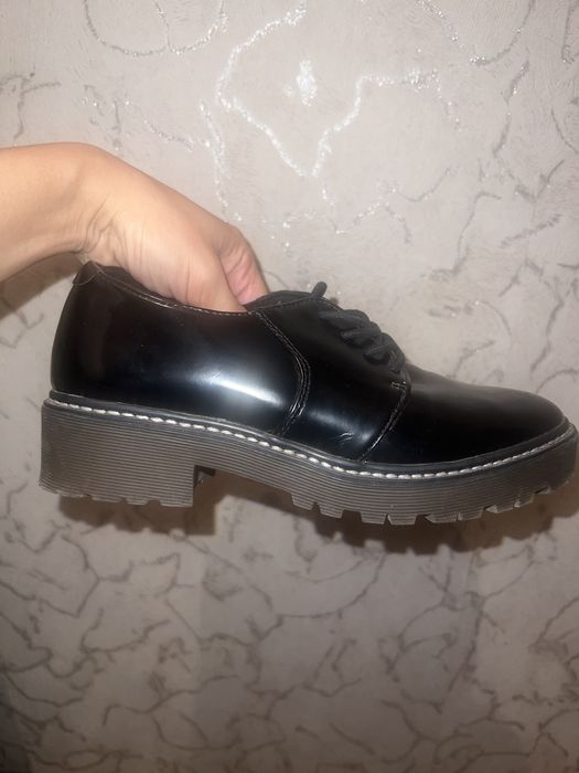 Отдам за шоколадку женские туфли от Bershka