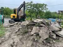 Demolări Piconări Excavări Defrișări Terasamente încarc pământ moloz