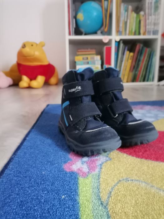 Cizmulițe Superfit si candelabru avion de lemn