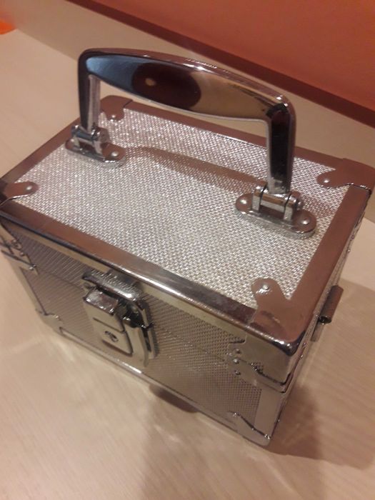 Caseta bijuterii cu maner si doua chei