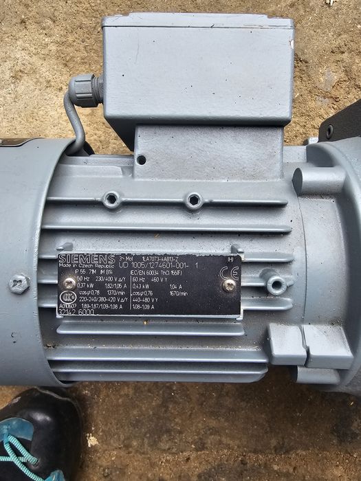 Vând motor electric cu reductor