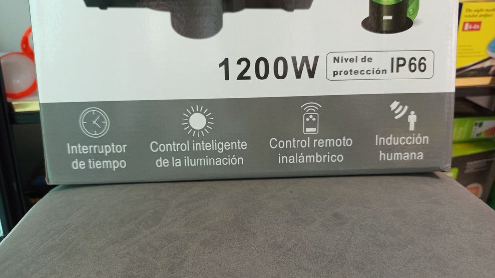 LED ПРОЖЕКТОР с солничним панелю