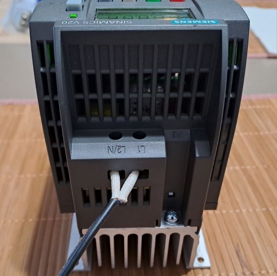 Convertizor frecventa SIEMENS 0,37kW, alim. 230V, iesire 3 faze