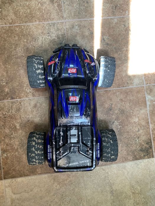 Машинка вездеход на пульт управлении