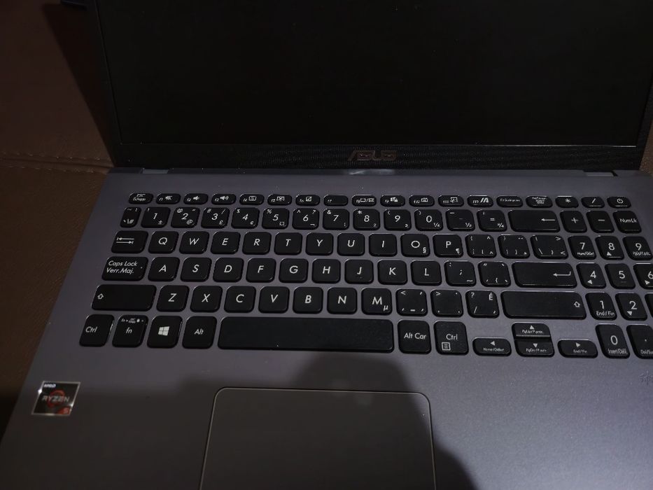 Vând laptop Asus