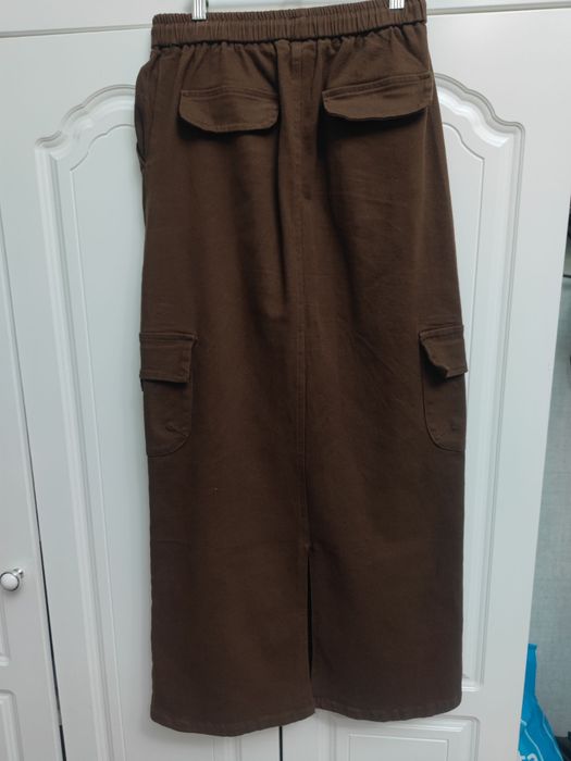 Юбка коричневая.