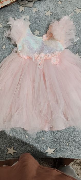 Продам платья  на 5-6 лет