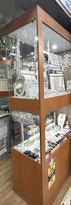 Vand corpuri expozitie magazin