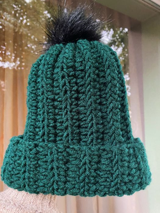 Caciula verde cu puf negru crosetata