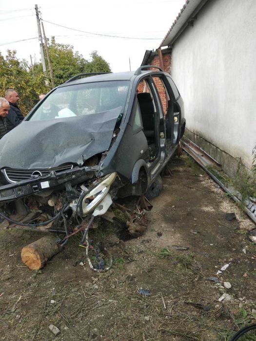 Опел Зафира на части цялата в това състояние 600лв