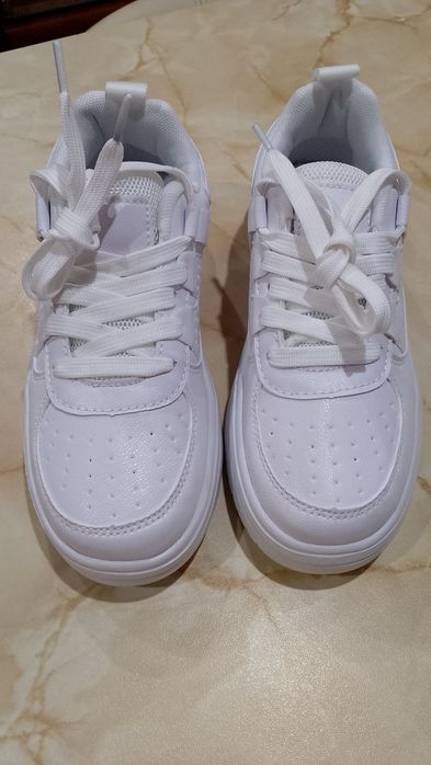 Нови бели маратонки