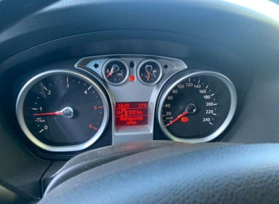 Vand ford focus 2008  ptetul este usor negociabil