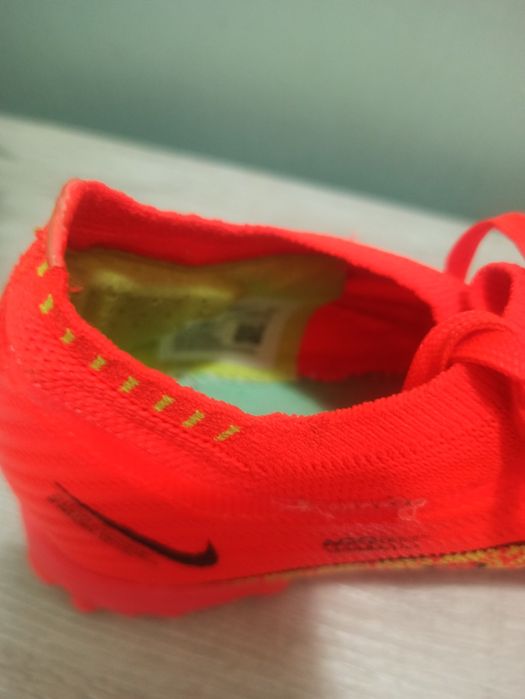 Футбольные бутсы, сороконожки