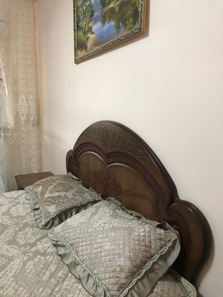 Кровать, шкаф, тримо, тумбочки