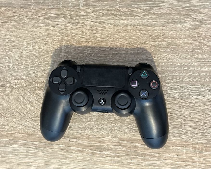 PlayStation 4 Slim + Controller + Joc FC24 – Stare excelentă!