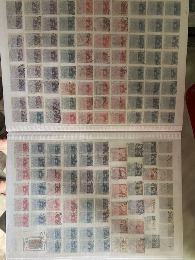 Clasor timbre vechi  anii 1900 .aproximativ 4000 buc.clasor60 pagini.