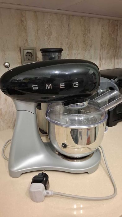 Планетарен миксер в ретро дизайн Smeg закупен от Англия