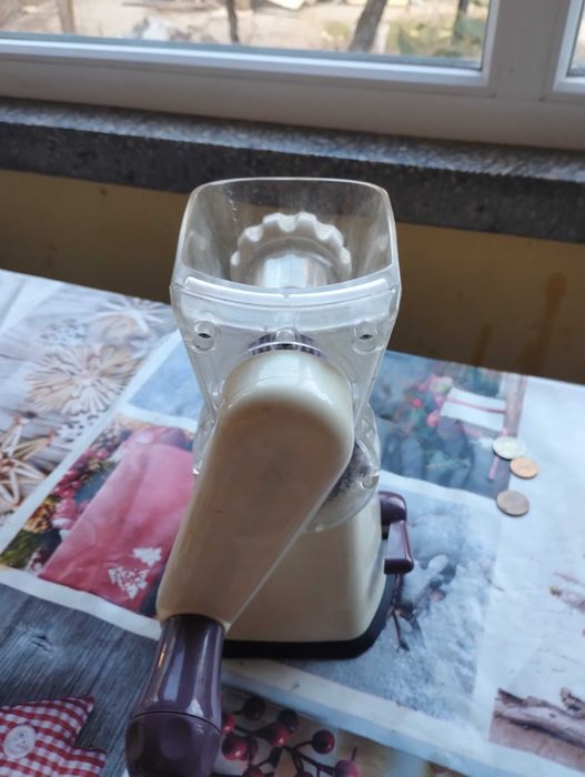 Продавам месомелачка Lurch