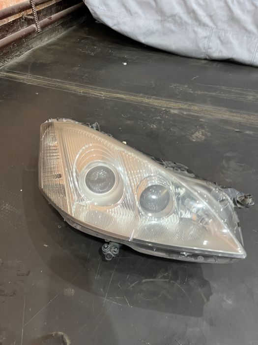 Продам правую фару на мерседес W221 двухлинзовая