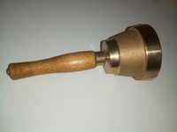 Vând doi clopoței vintage recepție/licitație din bronz, mâner din lemn