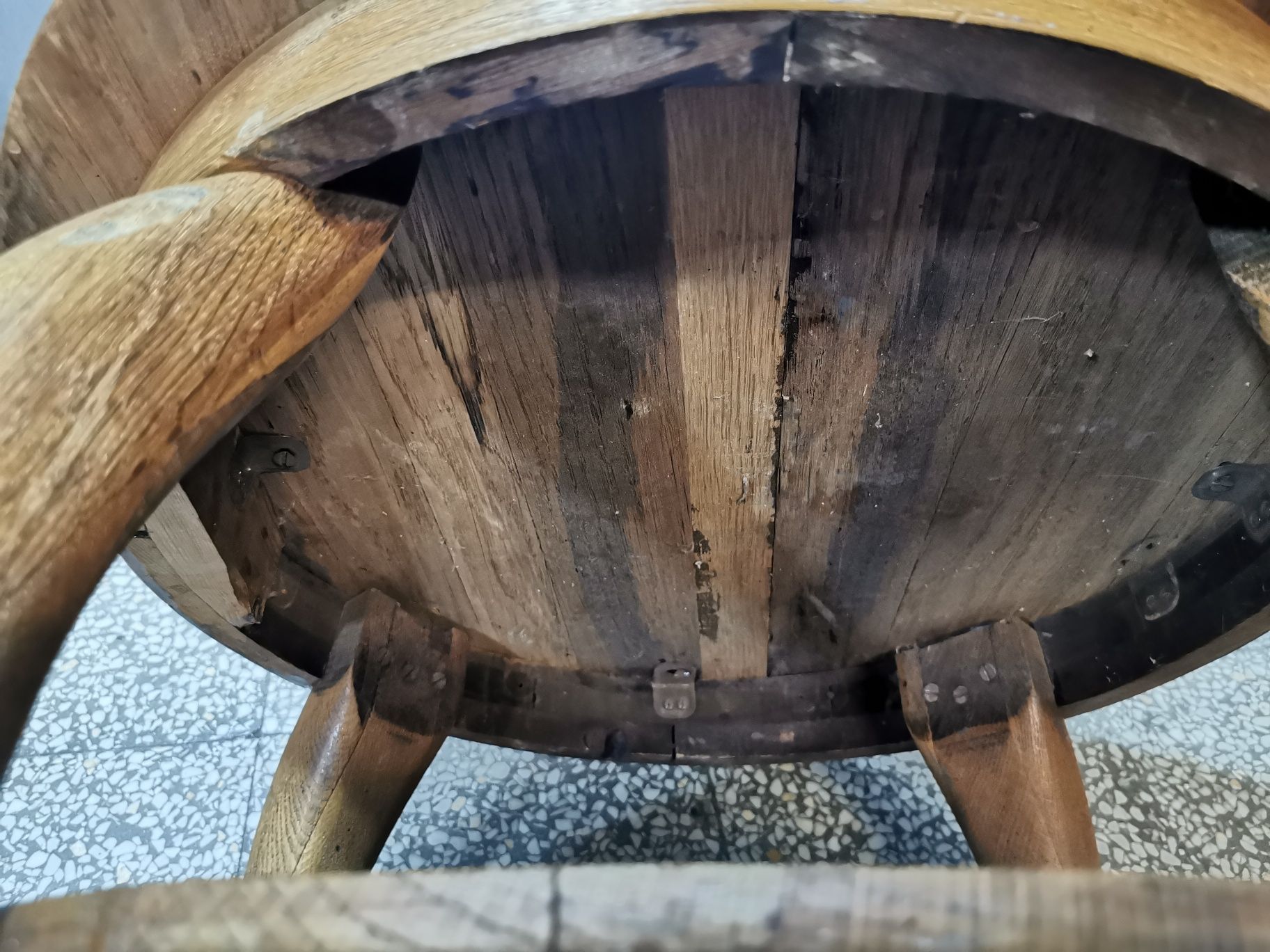 Стара дървена маса