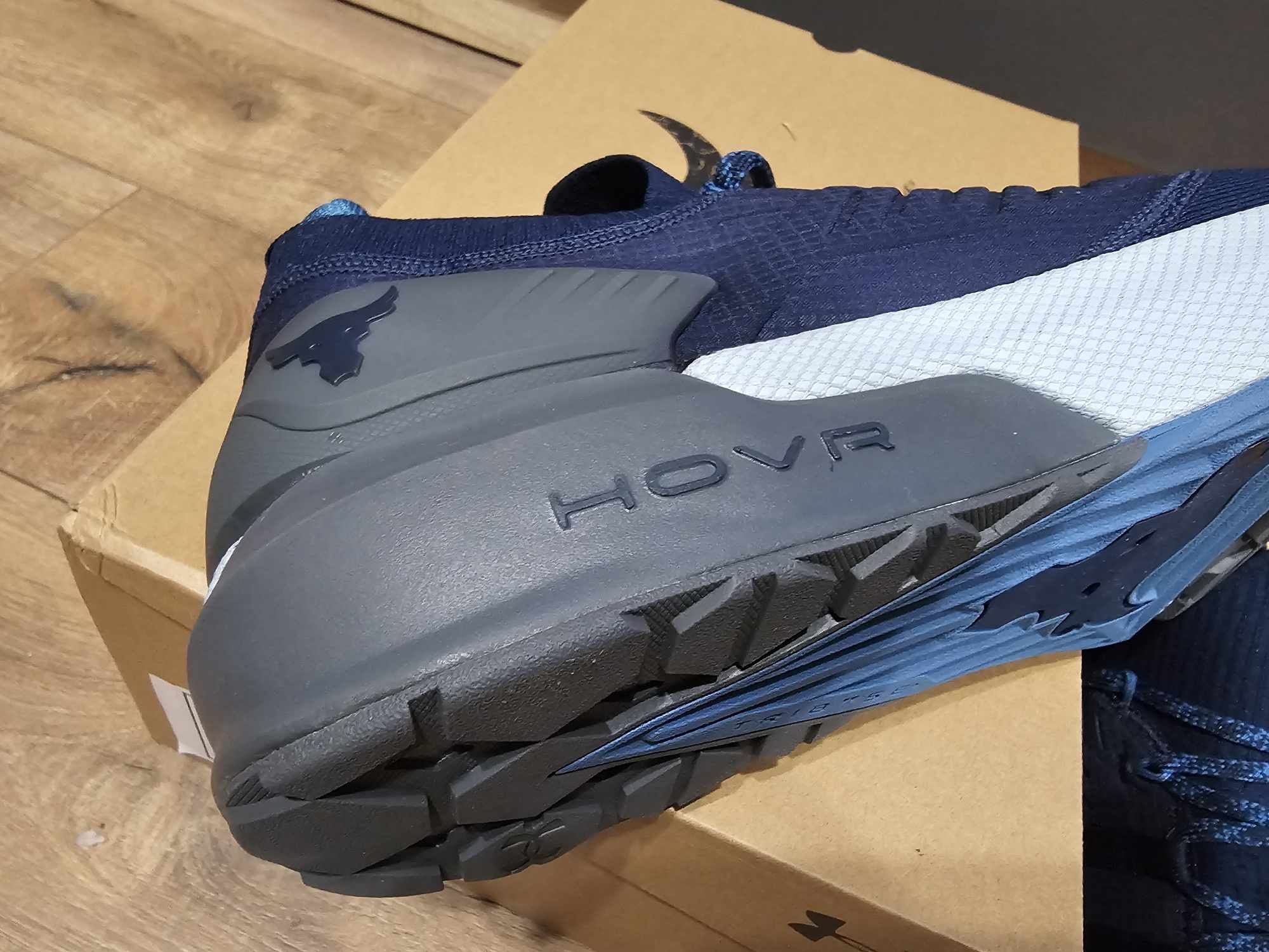 Under Armour UA Project Rock3 номер 49,5
NY/GRY / BLEU MARINE/GRIS
HOV