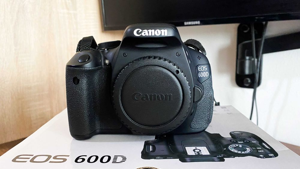 Canon EOS 600D + obiectiv EF 50mm (impecabil)