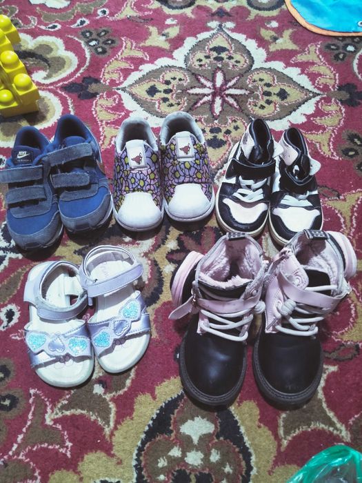 Кроссовки,сапоги,сандалий для девочки до года отдам