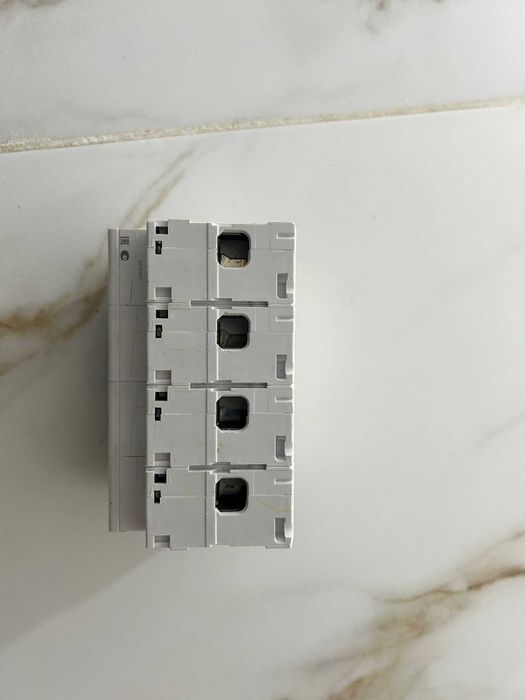 Întreruptor Schneider C120N D80A Trifazic