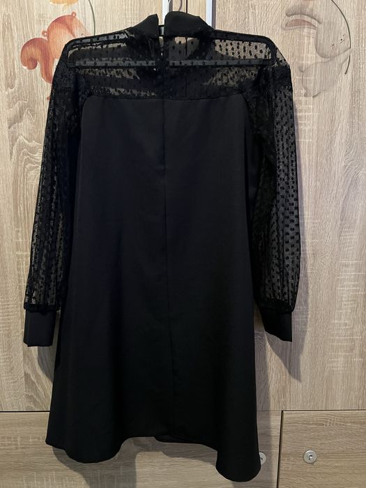 Rochie largă cu mâneci din dantelă