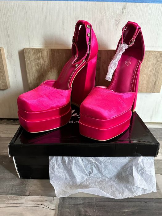 Цикламени обувки на висок ток