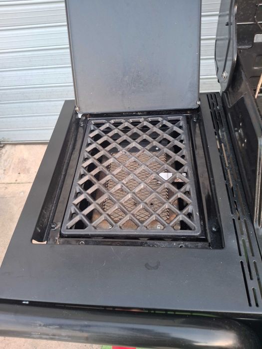 Комбинирана барбекю на газ и дървени въглища