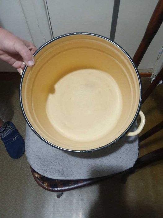 продаю кастрюлю эмалированную 12-литровую б/у