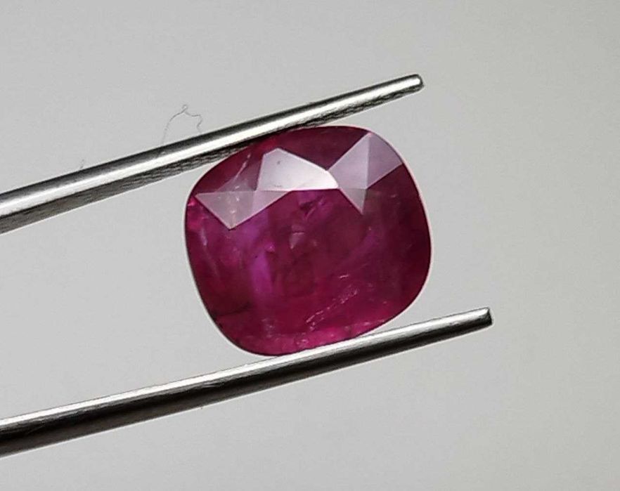 Пурпурно червен естествен рубин с рядка големина 4.26кт! Сертифициран!