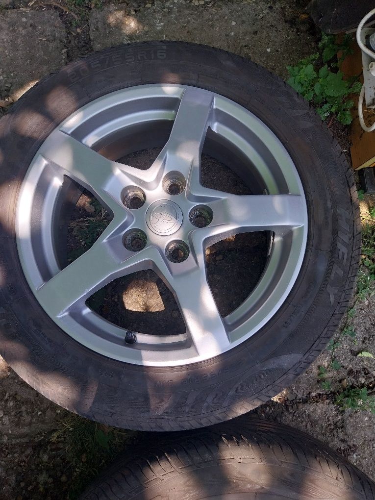 Оригинални алуминиеви джанти с нови летни гуми Toyota 5х114.3х16