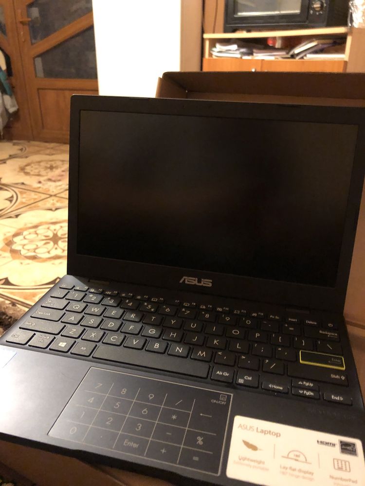 Laptop ASUS E210M impecabil