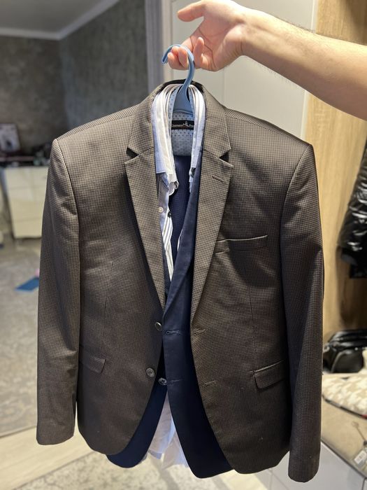 Отдам даром костюмы и рубашки.