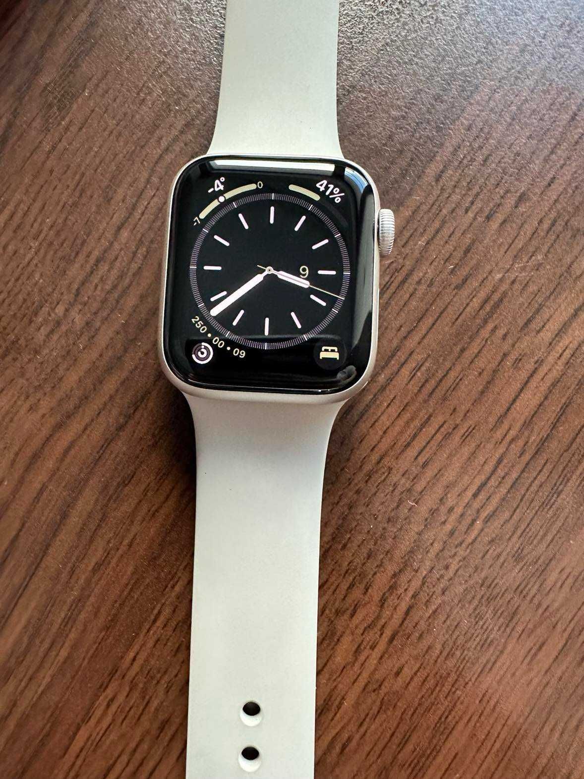 Apple Watch SE GPS 40mm Starlight Aluminium Case with Starlight