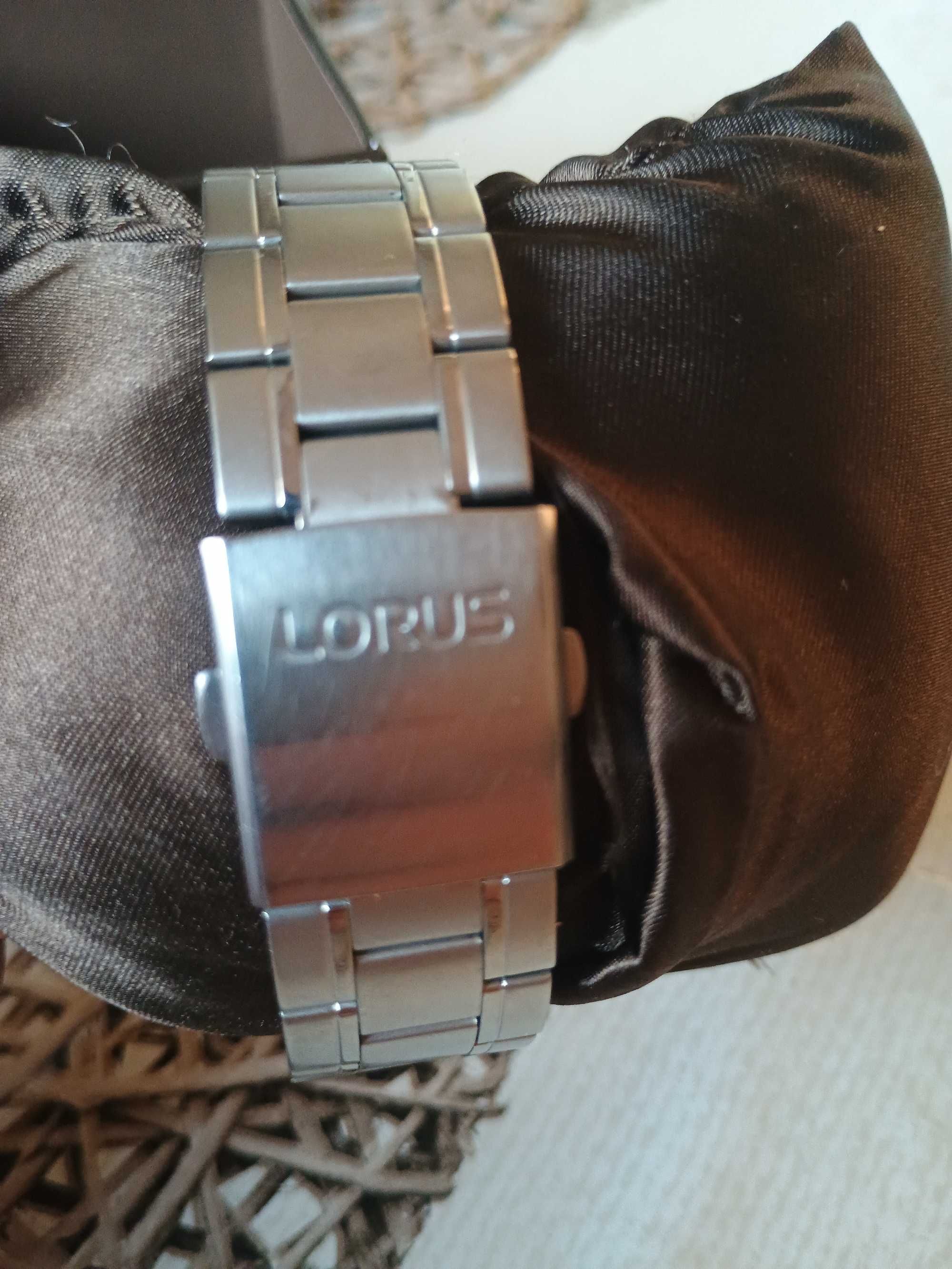 Часовник Lorus automatic 10 bar. Часовникът е в доста добро състояние.
