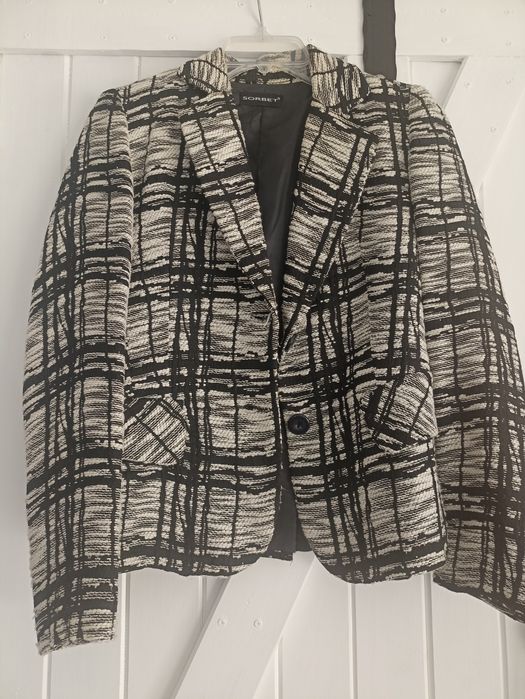 Сако в черно и бяло букле