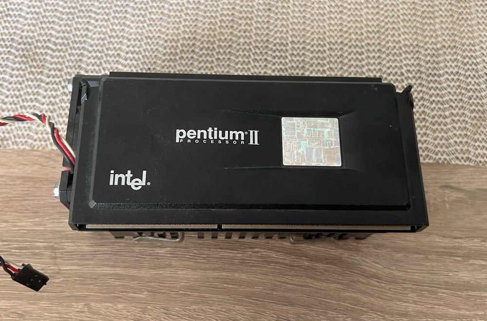 Procesor Intel Pentium II 266 MHz – Slot 1 – cu cooler original