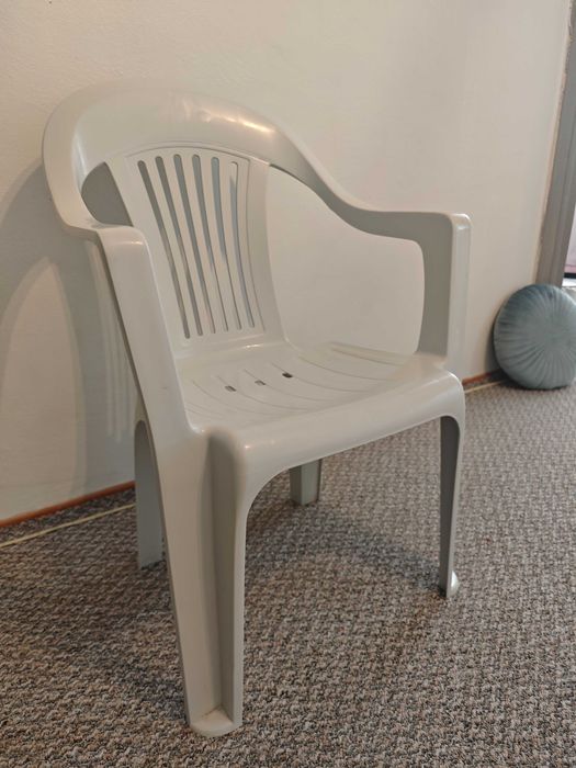 Scaun alb de plastic tip terasa oldschool
