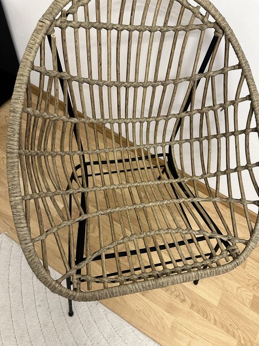 Scaun din ratan si metal