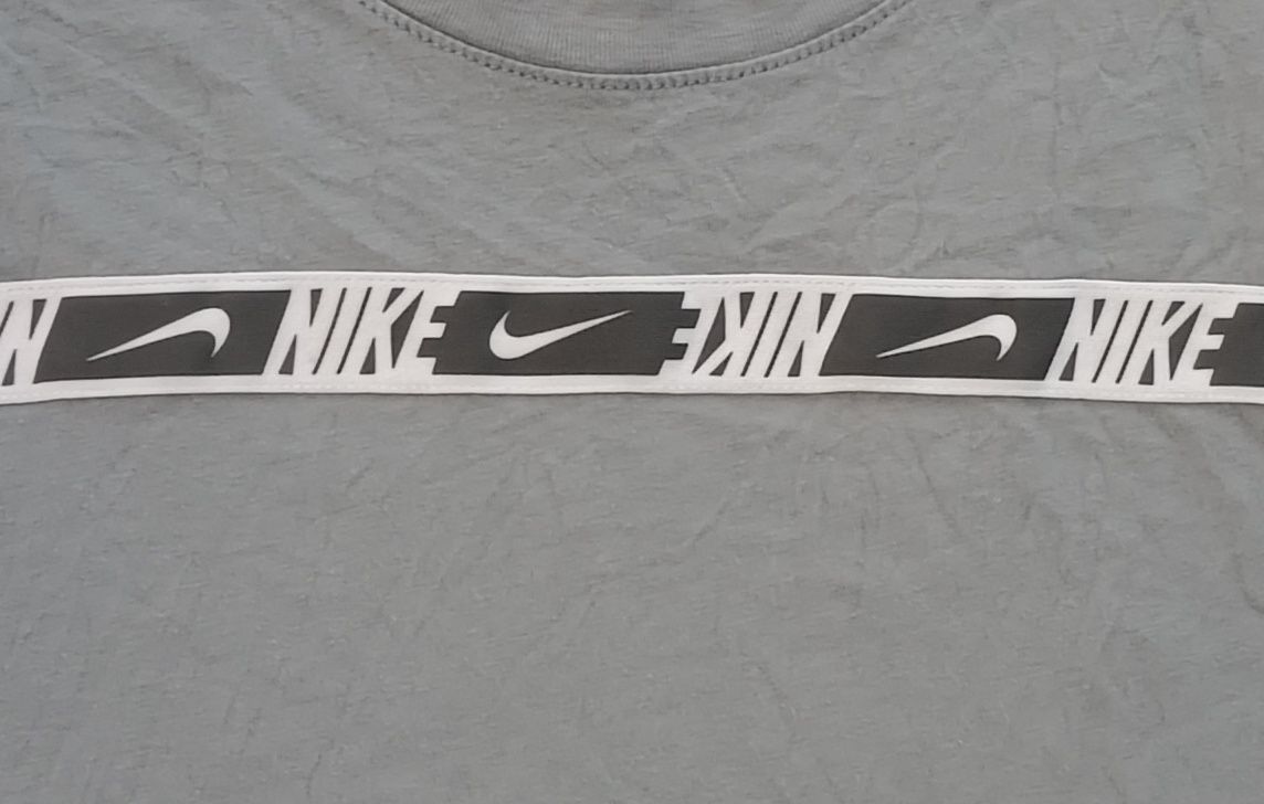 Nike Sportswear Repeat Tee оригинална тениска ръст 158-170см Найк