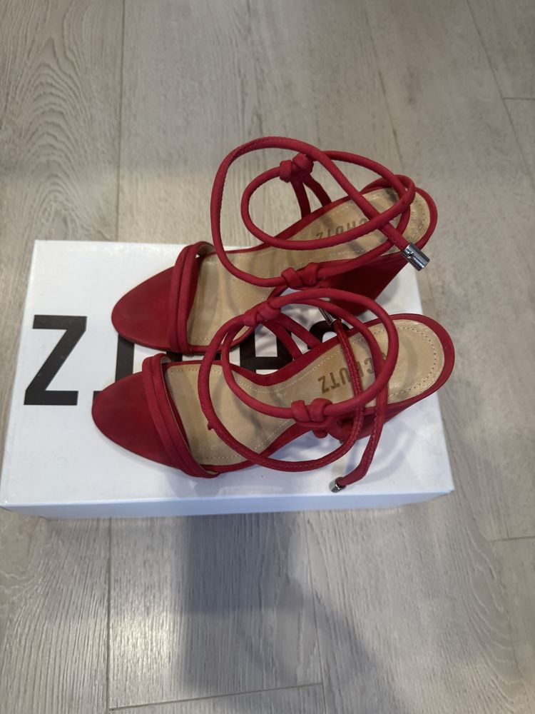 Сандали Schutz червени
