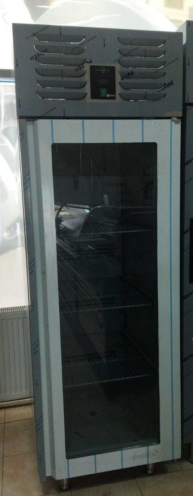 Frigider vertical cu o ușă din sticlă