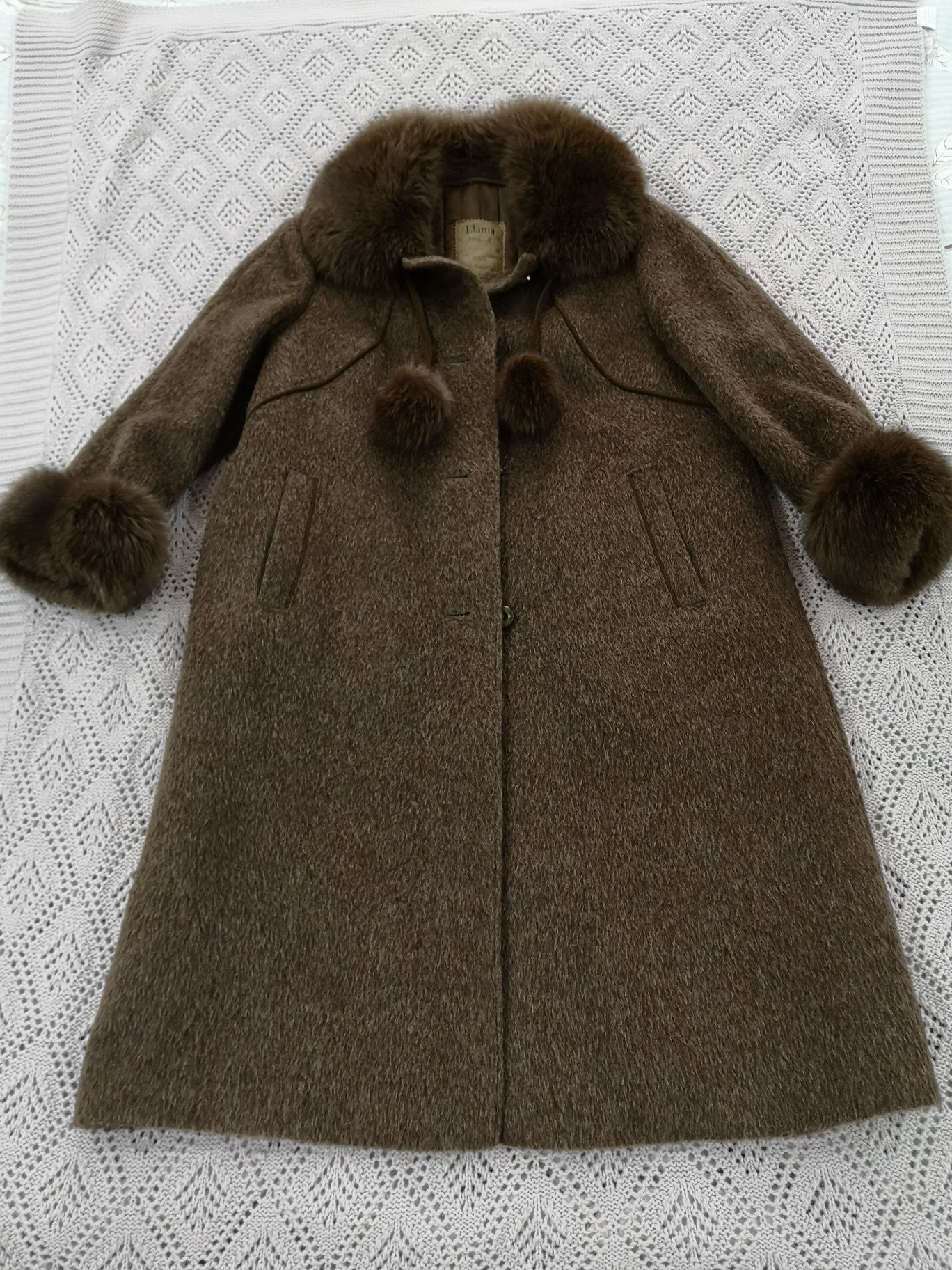 Пальто женское шерстяное с отделкой из ламы. Размер M-L