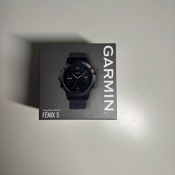 Garmin Fenix 5 •