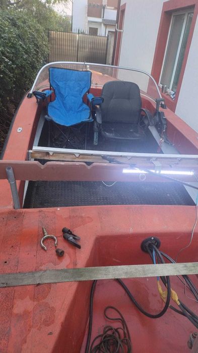 Barca de vanzare + motor Honda de 30 HP + peridoc inmatriculat in RO
