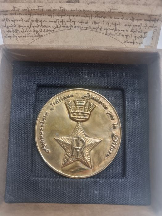 Медальон бронзовый